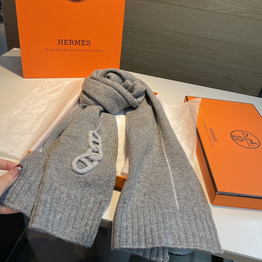 25年新款 爱马仕HERMÈS 最新款最点睛的是立体编织链环装饰：以针织工艺复刻“锚链韵律”，打破纯色围