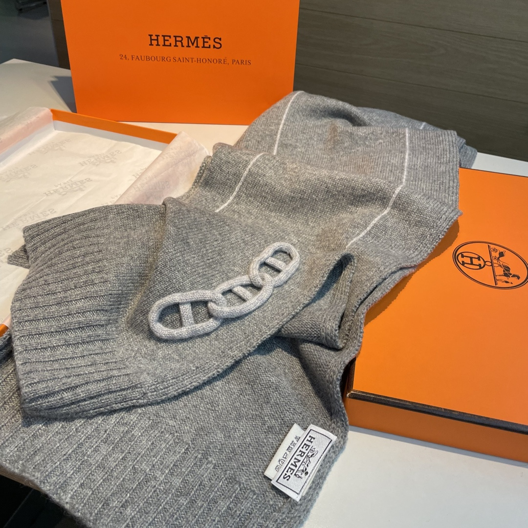 25年新款 爱马仕HERMÈS 最新款最点睛的是立体编织链环装饰：以针织工艺复刻“锚链韵律”，打破纯色围