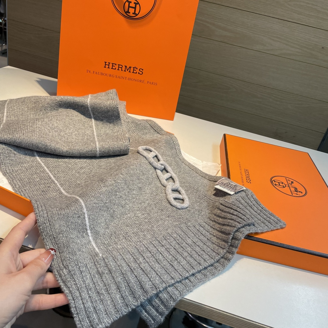 25年新款 爱马仕HERMÈS 最新款最点睛的是立体编织链环装饰：以针织工艺复刻“锚链韵律”，打破纯色围