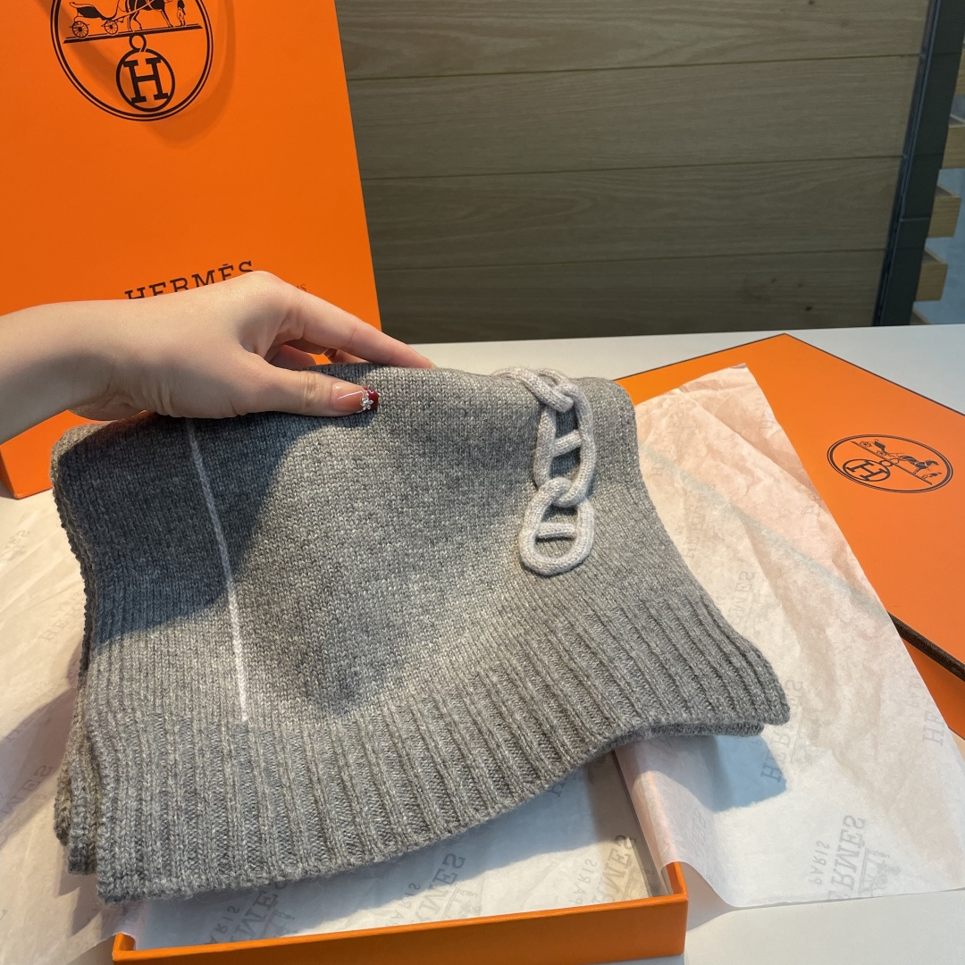 25年新款 爱马仕HERMÈS 最新款最点睛的是立体编织链环装饰：以针织工艺复刻“锚链韵律”，打破纯色围