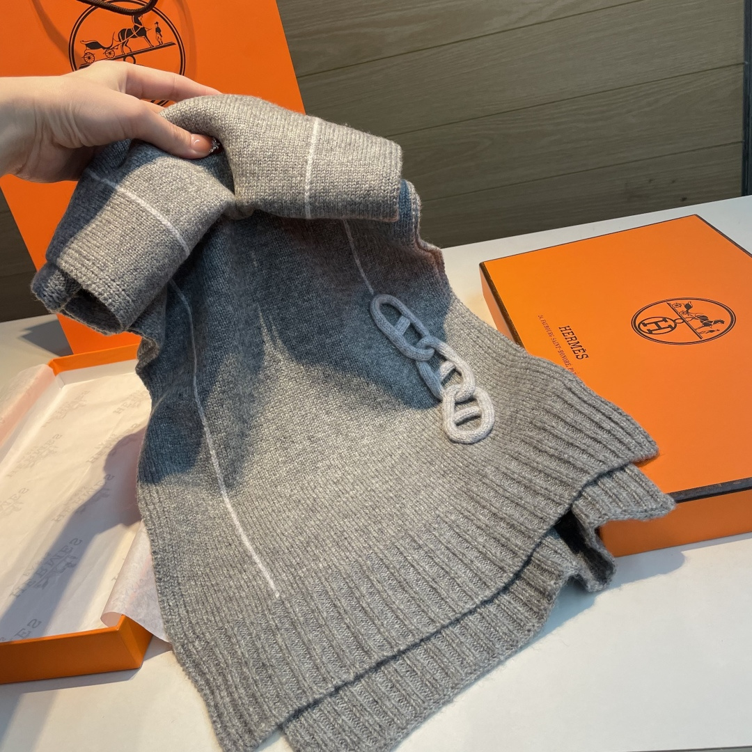 25年新款 爱马仕HERMÈS 最新款最点睛的是立体编织链环装饰：以针织工艺复刻“锚链韵律”，打破纯色围
