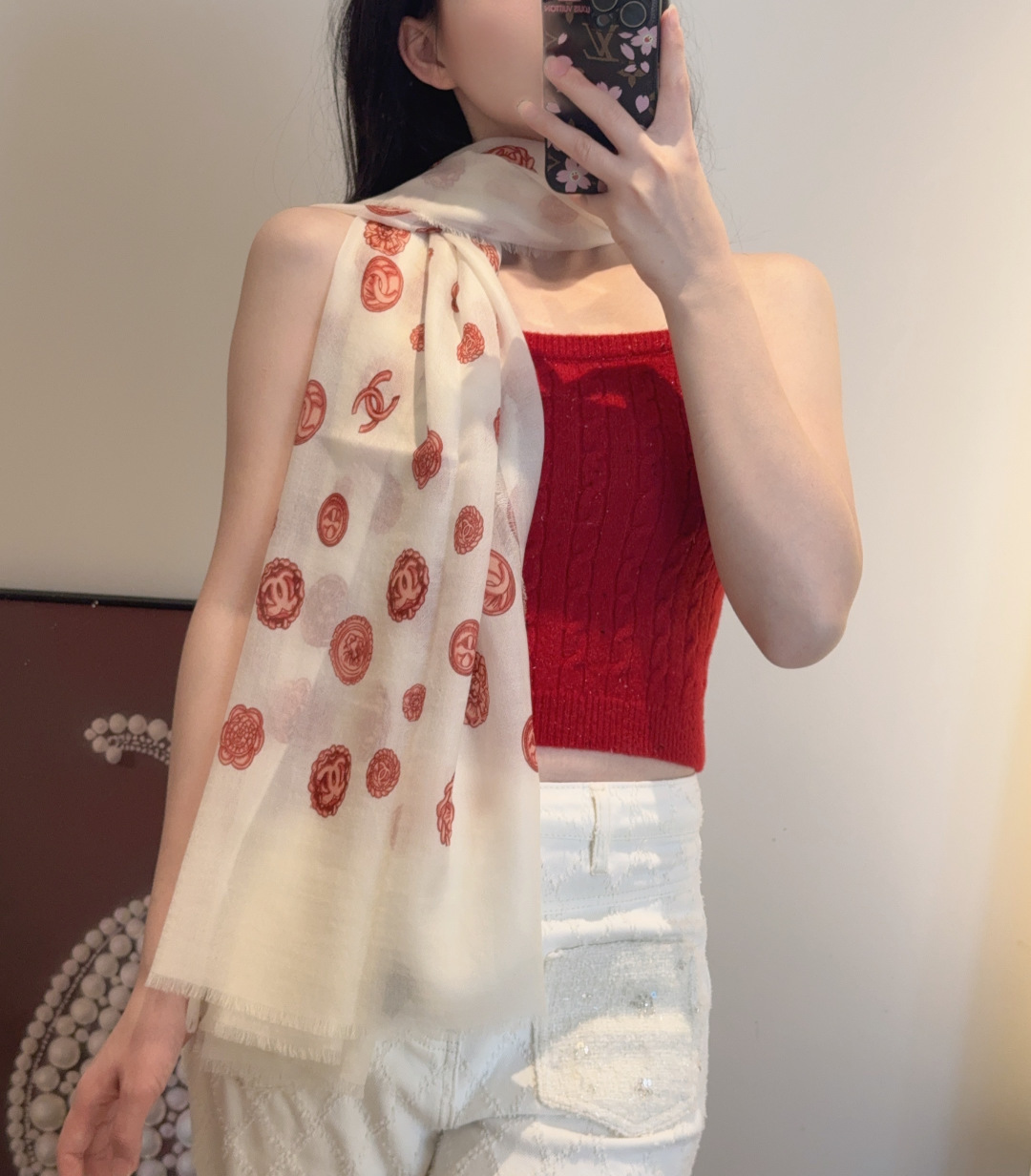 NO:678190,New arrival Xiaoxiang's latest model [Shengyi] I really like [cashmere long scarf], it is really beautiful. The shawl is decorated with printing. No matter whether it is designed or printed, the details are very good. It can be seen that the whole scarf gives people an aura and is very delicate at the same time. High-end VIP recommendation is definitely worth buying. Size 100x200cm, material is all cashmere, high version scarf, high version scarf, shawls19860909上新 小香最新款[得意]真心赞【羊绒长巾】实物真心美 披肩配以印花无论设计喷绘都是非常到位细节都可见整个围巾给人气场的同时又非常精致高端VIP推荐绝对值得入手尺寸100x200cm,材质全羊绒款高版本围巾,高版本围巾,shawls,scarf