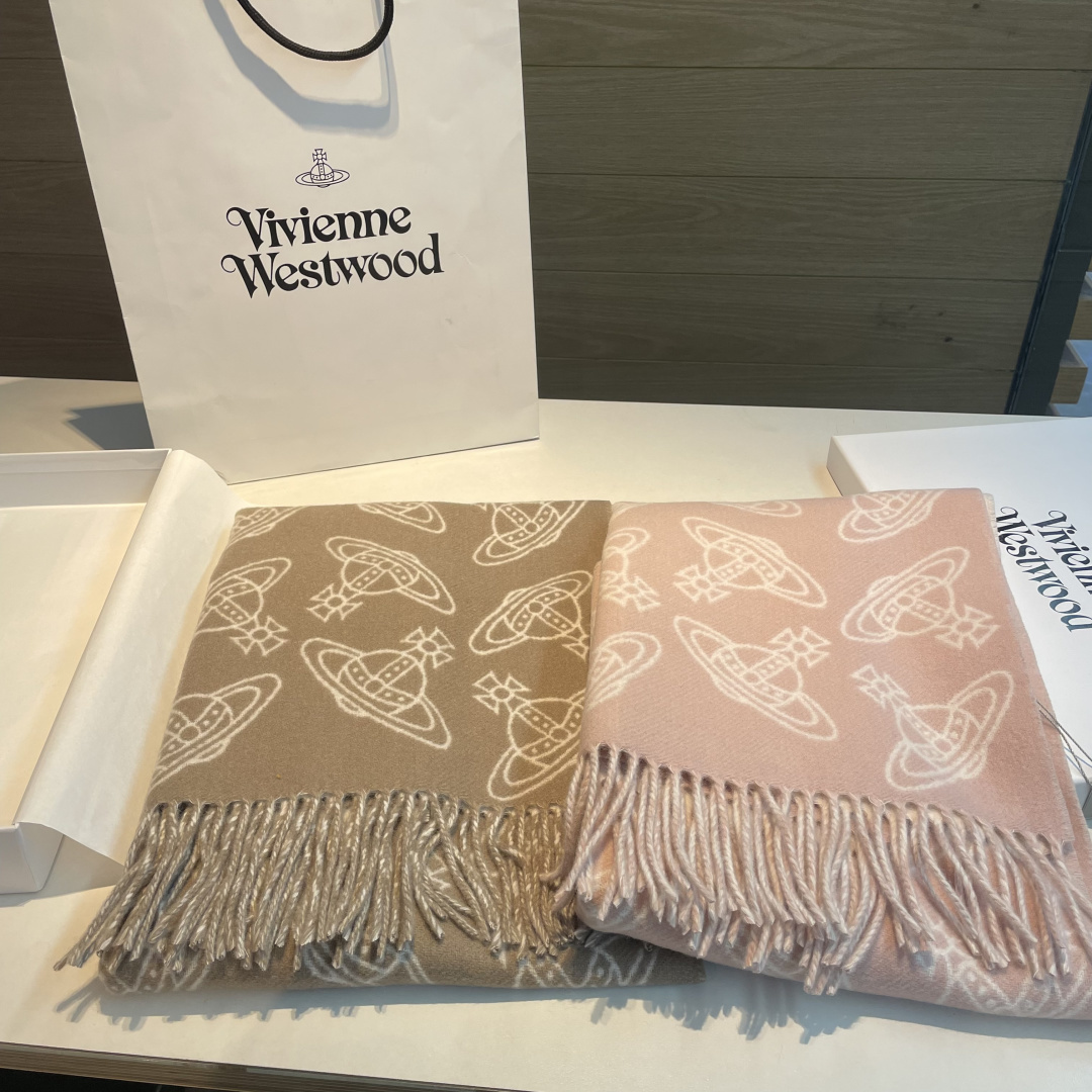 NO:678207,Vivienne Westwood Saturn scarf, made of wool blended material, is soft and warm, a must-have for autumn and winter! Classic Saturn jacquard + tassel design, full of British style, highly recognizable. Double-sided, camel gray and off-white color, versatile and easy to wear whether commuting or traveling, practical and fashionable, it is the finishing touch of autumn and winter. Size: 185/65 high version scarf, high version scarf19860909VivienneWestwood土星围巾,采用羊毛混纺材质,柔软又保暖,秋冬必备!经典土星提花+流苏设计,英伦风满满,辨识度超高.双面可用,驼灰和米白配色,百搭不挑衣服,无论通勤还是旅行都能轻松驾驭,实用又时髦,是秋冬穿搭的点睛之选 尺寸:185/65高版本围巾,高版本围巾,scarf