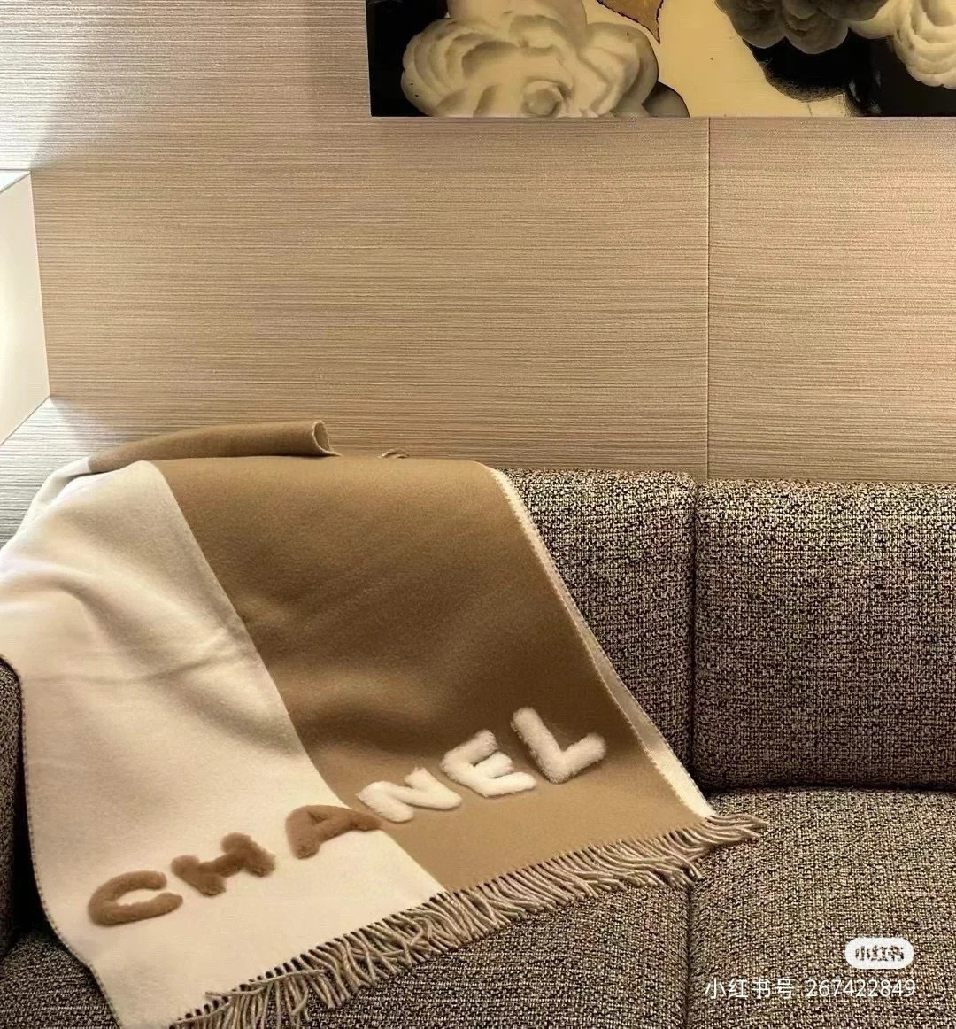 NO:678191,The large CC label is full of elegance, Chanel's consistent elegant temperament, color matching + large furry letters, exquisite finishing touch, integrated into daily items, and can be matched with very young dressing styles. It is enough to make any daily simple matching more layered, simple and advanced, which is the greatest skill of awesome design!  Size: 200/70 Material: lambswool high version scarf, high version scarf, chanel19860909贴标大CC 优雅感爆棚,chanel的一如既往的优雅气质风,拼色+毛茸茸大字母,点睛精致,融入日常的单品,可以搭配很年轻的穿搭方式.它足以让任何日常的简约搭配更加有层次性,简约而高级,是牛逼设计的最大功力！ 尺寸:200/70 材质:羊羔绒高版本围巾,高版本围巾,chanel,scarf