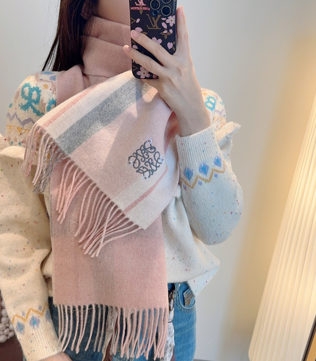 NO:678162,New!  Loewe ·  Loewe’s rare and gentle color matching, low-key yet elegant] We highly recommend double-sided color matching, a scarf with two styles, high-end, comfortable and fashionable temperament, a niche name, but full of big-name style, super Amway loewe this soft scarf that touches the heart,  Extremely simple colors with eye-catching color-changing logo, the finishing touch without losing the beauty, the pursuit of successful people, the color is absolute, a little unique fairy spirit, the absolute choice for couples, the color is elegant, not enchanting, and the very soft cashmere material specification is 30  x 180cm high version scarf, high version scarf, loewe, loewe19860909上新！Loewe · 罗意威难得一见的温柔配色,低调又不失优雅】重点推荐双面配色,一条围巾两种风格搭配,高级舒适时髦气质,名小众,却大牌范十足,超级安利loewe这款触动内心的柔美围巾,极其简单的颜色搭配抢眼的变色logo,点睛之笔确又不失美感,成功人士的追求,色彩绝对,有点独有的仙气,绝对的情侣款不二之选,颜色淡雅,不妖娆非常柔软的羊绒材质规格30 x 180cm高版本围巾,高版本围巾,loewe,loewe,scarf