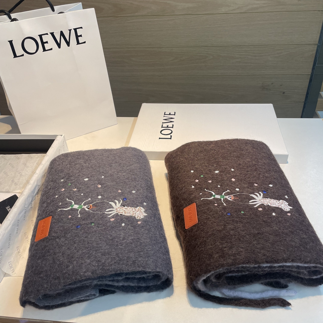 NO:678181,[Loewe’s super beautiful new mohair scarf!  Highly recommended to buy!  】Good quality goods!  Luo Yiwei’s main mohair scarf ~ it is said that it is very difficult to buy!  !  I typed it many times!  Finally shipped, closest to the original version, no pressure in and out of the counter, the workmanship is very exquisite and substantial, and our price is really worth it!  The biggest feeling of this scarf is that it is super soft and comfortable, and has a very airy and fluffy feel!  !  !  The texture unique to mohair’s special craftsmanship is really beautiful!  The quantity is limited, and there is no guarantee that it will be available at any time. As long as the economy allows, you can take whatever you want!  !  Crazy but not picky, crazy temperament!  Whoever surrounds you has temperament!  !  I really hope you don’t miss this style. High version scarf, high version scarf, loewe, loewe19860909【Loewe超美新款马海毛围巾！超级推荐入手！】质感好货！罗意威主打的马海毛围巾~据说超难买哦！！打了好多次版！终于出货 最接近原版 进出专柜无压力做工非常精致,很有分量,我们的价格真的超级值！这个围巾最大的感触就是:超级柔软舒服,并且很有空气蓬松感！！！马海毛特殊工艺特有的质感真的太美了！数量有限,不保证随时有货~只要经济允许,任意收！！狂不挑人,狂气质！谁围谁有气质！！真的希望大家不要错过这样的款式.高版本围巾,高版本围巾,loewe,loewe,scarf