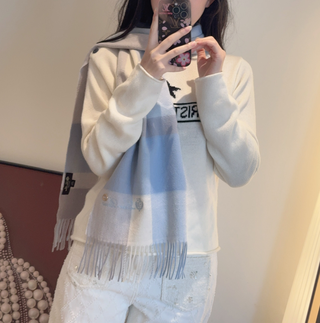 NO:678196,Loro Piana ·  Nuoyoupanya [Trading company’s last order, the best cashmere scarf and shawl] It’s too expensive to give away and keep for yourself. It’s a big deal. It’s a hot product. It’s the best hard goods from the channel. The last order for direct supply to Italy is very small. The customer-supplied cashmere has a soft and waxy feel. The fabric is more shiny and the color is brighter. LP has always strictly selected the highest quality cashmere as the benchmark. Without comparison, there is no harm. It is the best in the world.  High-grade cashmere makes the scarf extremely luxurious, and also increases the beauty and functionality. There must be two of each color. No headaches in matching, no regrets for ten thousand years. What is particularly recommended is that this style is a plaid color series, carefully selected popular colors, the color is bright and high-end, and the whole family can match each other in any color. 30*180cm, Albas cashmere high version scarf, high version scarf, loro  piana,loro piana,shawls19860909Loro Piana · 诺悠翩雅【贸易公司尾单,极品山羊绒围巾披肩】送人自留都太高大上了重磅上新,爆款爆款,渠道极品硬货～出口意大利直供专柜尾单到手数量极少,客供面料羊绒,手感软糯,面料更有光泽,也增加了色彩的鲜艳度LP一直以严格选用最高品质的羊绒为基准,没有对比就没有伤害,世界最顶级羊绒更是让围巾奢华到不行,更是增加了美感和功能性,每色必留两条,搭配不头疼,不留后悔一万年,特别值得推荐的是,此款是格纹色系,精挑细选的流行配色,色彩感鲜明又高级的感觉全家哪个颜色都可以互相搭配30*180cm,阿尔巴斯山羊绒高版本围巾,高版本围巾,loro piana,loro piana,shawls,scarf