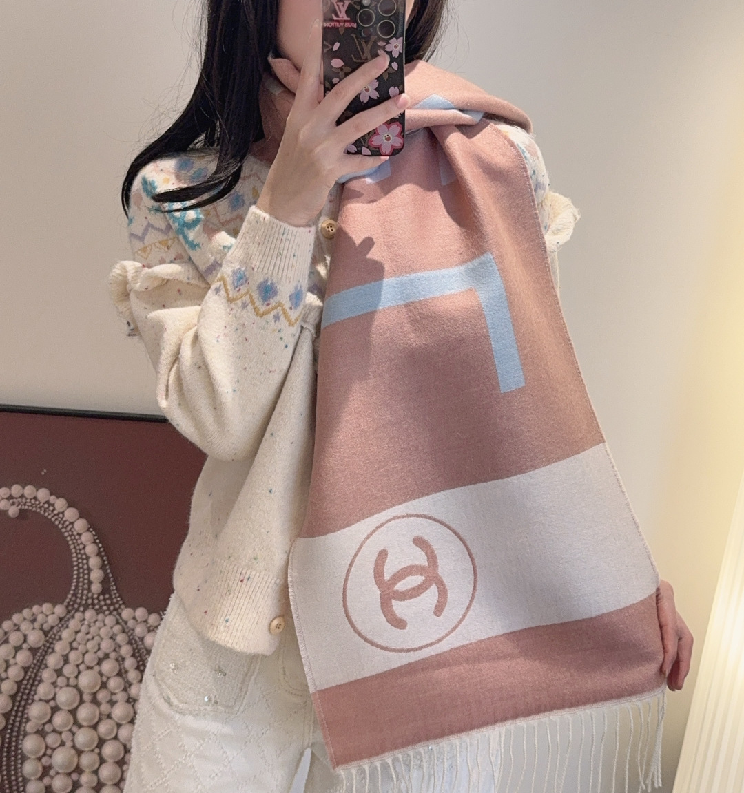 💰298 🌹🌹🌹新款coco香奈儿精纺羊绒字母提花围巾🧣时尚大牌风格，做工精致，现货。上身效果超级棒。送礼自用超高性价比。size: 180✖️30