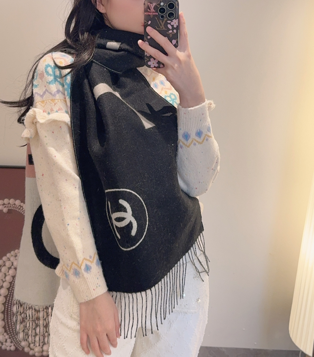 💰298 🌹🌹🌹新款coco香奈儿精纺羊绒字母提花围巾🧣时尚大牌风格，做工精致，现货。上身效果超级棒。送礼自用超高性价比。size: 180✖️30