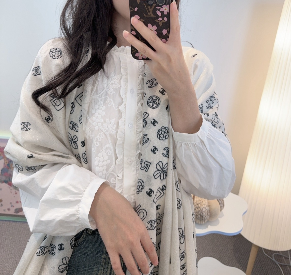 上新❤️ 超级有腔调！！！巨巨巨巨美的闪光女神】谁懂这种秋冬调性的美啊？！！！这款小香披肩也是我疯狂喜欢的一款，一试完就