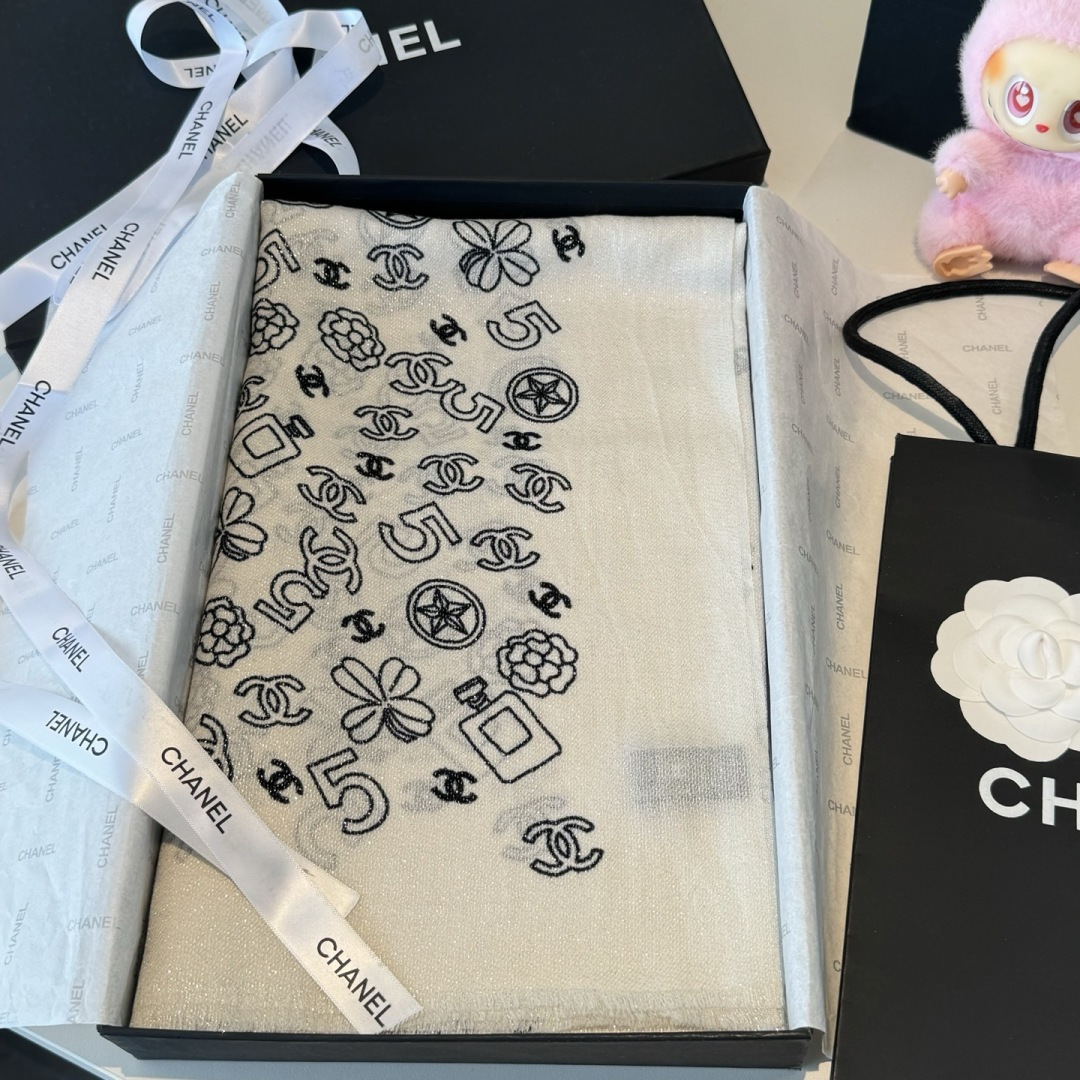 上新❤️ 超级有腔调！！！巨巨巨巨美的闪光女神】谁懂这种秋冬调性的美啊？！！！这款小香披肩也是我疯狂喜欢的一款，一试完就