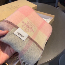 🆕Burberry · 巴宝莉格子围巾❗️好看的要疯掉了,太有型太有魅力了❗️❗️非常斯文时尚的秋冬单品!真的很喜欢,非 🆕Burberry · 巴宝莉格子围巾❗️好看的要疯掉了,太有型太有魅力了❗️❗️非常斯文时尚的秋冬单品!真的很喜欢,非