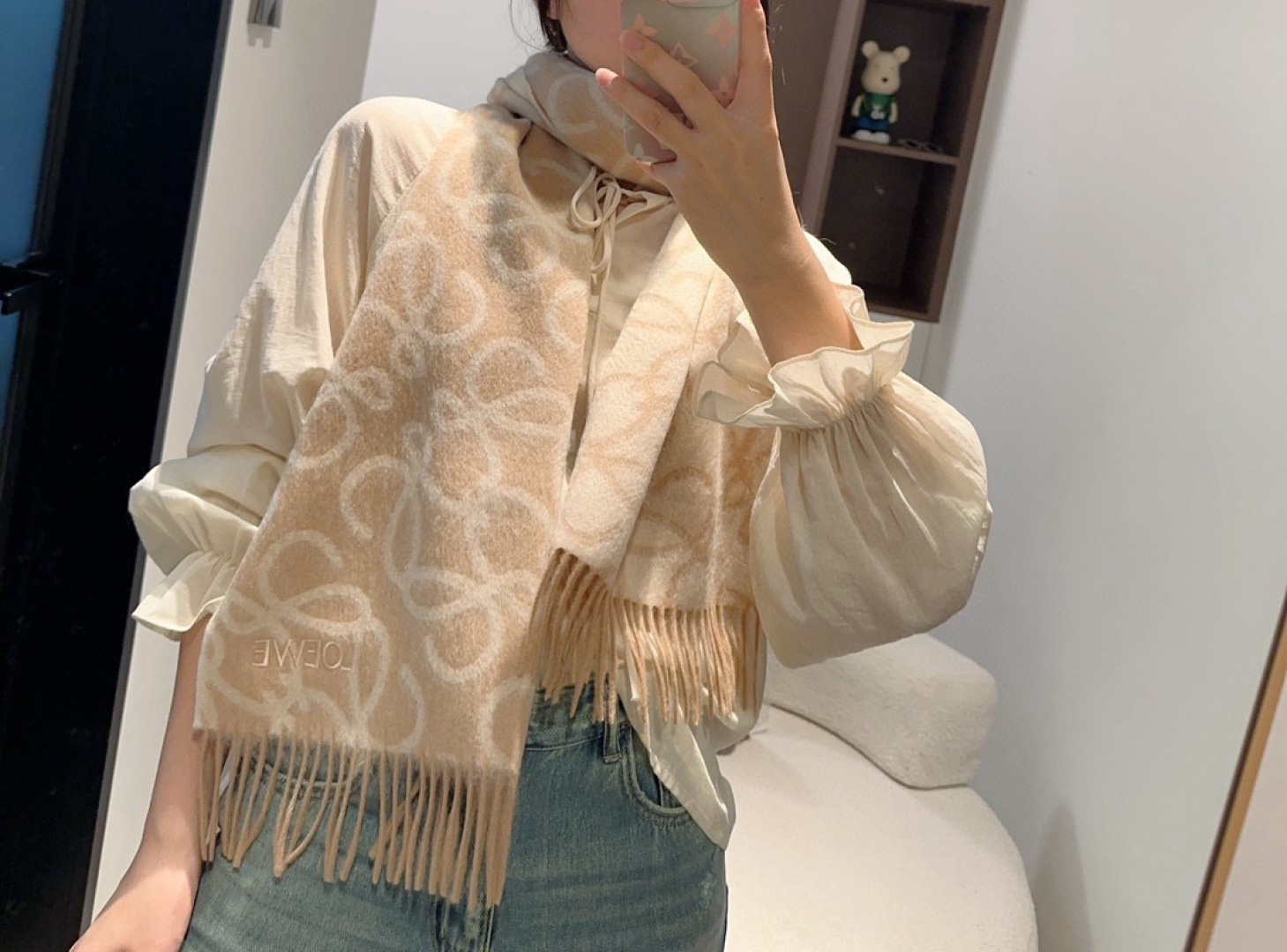 NO:704268,Luo Yiwei.【Men's and Women's Scarves】Praise for yourself, a rare high-end men's style!  Family benefits!  A very genuine scarf ~ I love the fabric, it is very soft, delicate and comfortable, with slight water ripples!  The atmosphere is simple and the color is super good-looking. Any boy will like this style. The small logo is very exquisite and the texture is unobtrusive~ The bulk goods have been shipped out a few months ago~ There is a little left over for the last order to benefit everyone~ Classic men's 30cm wide cashmere scarf!  Unisex style, size 30*180 (total length including tassels 180cm), suitable for formal wear or casual wear. It can be folded in half to hang or wrapped in a circle. It is gentlemanly style and has a warm demeanor!  high version scarf,high version scarf,loewe19860909罗意威.【男女围巾】怒赞自留,难得的高端男款！家属福利！非常正的围巾~面料大爱,非常柔软细腻舒服,轻度水波纹！大气简约,超级好看的男神配色,任何男生都会喜欢的款吧,小小Logo非常精致的点缀,有质感不张扬~大货几个月前已装船发走~尾单余一丢丢福利大家~经典男士的30cm宽羊绒围巾！男女通用款式,规格30*180（含穗子总长180cm）,搭配正装或者搭配休闲装都很合适~对折挂围或者绕圈围都完全可以,绅士有型~有温度的风度！高版本围巾,高版本围巾,loewe,scarf