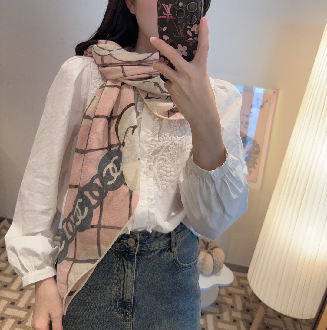 NO:704258,Classic camellia and elegant Coco style, Chanel's latest rhombus velvet square scarf ~ elegant to the core, the new season's fabrics of Xiang Nai are super high-end, really super soft, silky smooth, strong toughness and not easy to be snagged!  This year’s new series~ I’m really impressed by the design. Chanel’s silk scarf is definitely a representative of elegance. A fragrant silk scarf will give you the best match!  !  A must!  The upper body effect is simply elegant and very flexible. It has layers of elegant texture. The layers are layered to create a striking but unobtrusive gorgeous ladylike feeling. The pattern is a dotted rhombus design ~ the lines are more textured. The powder must come in the size of 140*140cm. The upper body effect is really beautiful needless to say (it will look better when paired with clothing, shoes and bags)!  The real thing is definitely more beautiful!  Classic black and white high version scarf, high version scarf, chanel, chanel19860909经典茶花优雅Coco风,Chanel最新菱格丝绒大方巾~气质到骨子里,香奶奶新一季的面料超高级,真心超级柔软,丝丝顺滑,韧性很强 不容易被轻易勾丝！今年新出的系列~真的被这样的设计美到,香奈儿家的丝巾绝对是优雅的代表,一条小香的丝巾,给你最好的搭配！！ 必入！上身效果简直优雅气质到不行,非常灵动.层次优雅质感.层层叠叠出醒目而不张扬的华丽名媛感,图案是虚线菱格纹设计~线条感更显质感,香粉必入 140*140cm 的尺寸,上身效果真的不用多说的美(搭配服饰鞋包更有感觉)！实物绝对更美！经典黑白色高版本围巾,高版本围巾,chanel,chanel,scarf