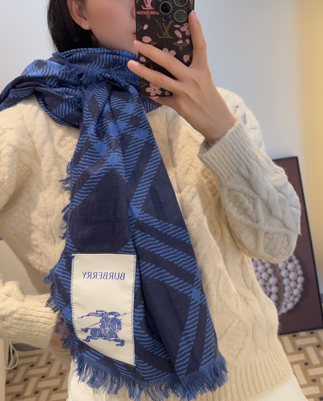 NO:704262,'Knight Plaid Long Scarf' Same style as Zhang Jingyi, original quality!  Size200x65cm 70 Wool 30 Silk Made of soft wool and silk blended fabric, double-layered and double-color, light and capable, versatile for all seasons ~ Worsted plaid pattern with equestrian knight logo, double-sided contrasting color design, same embellishment style for men and women, sun protection shawl, paired with a windbreaker jacket, full of British style!  A variety of matching methods, combining warmth and luxury. High version scarf, high version scarf, jackets & coats, real silk, shawls19860909《骑士格纹长巾》 张婧仪同款,原单品质！ Size200x65cm 70 羊毛 30真丝 柔软羊毛丝质混纺面料打造,双层双色,轻盈干练四季百搭～精纺格纹图案搭配马术骑士徽标,双面对比色设计,男女同款点缀造型、防晒披肩,搭配风衣外套,英伦风十足！多种搭配方式,兼具保暖性与奢华感.高版本围巾,高版本围巾,jackets & coats,real silk,shawls,scarf