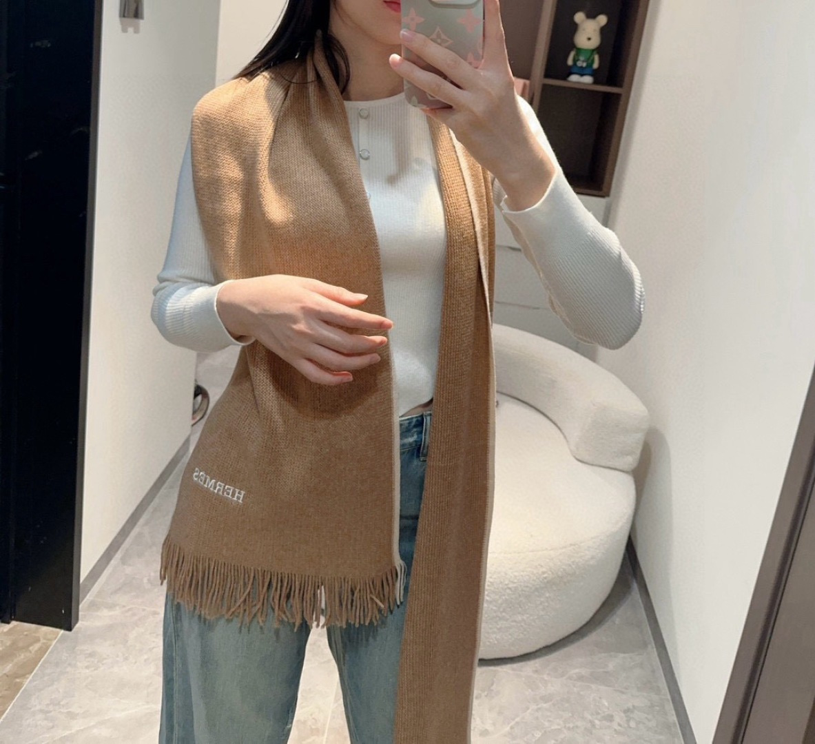 NO:704267,100% cashmere Hermes synchronized counter, high-end cashmere knitted scarf!  】It can be formal or casual, a very Classic men's design. This weaving method is more difficult, it consumes a lot of yarn, and the craftsmanship is very difficult!  !  !  This kind of men's scarf is definitely a timeless aesthetic item!  This cashmere scarf looks good on any person, and its shape is truly unique!  !  It’s so practical and versatile, there’s actually no superfluous design, and it looks good no matter how you wear it!  It has a drapey feel, is warm and very slimming!  It is suitable for matching with formal wear or casual wear. It can be folded in half and hung or wrapped in a circle. It has warm style 30180 high version scarf, high version scarf, hermes, hermes19860909百分百羊绒 Hermes（爱马仕）同步专柜,高端羊绒针织围巾！】可正式,可随意,非常Classical的男款设计.这款织法比较难,又很费纱线,工艺难度非常大！！！这样的男款围巾,绝对是一条审美不过时的单品！随便围都会好看的羊绒围巾,版型真是一绝！！太实用百搭了,其实没有多余的设计,怎么围都好看！有垂坠感,温暖且非常显瘦！搭配正装或者搭配休闲装都很合适~对折挂围或者绕圈围都完全可以,有温度的风度30180高版本围巾,高版本围巾,hermes,hermes,scarf