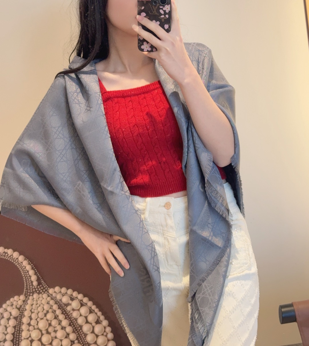 NO:704285,Dior's classic rhombus square scarf, rouge pink is super gentle, soft and light texture, warm and fashionable. Exquisite jacquard texture, full of elegance. It can be easily styled as a shawl or scarf, and looks great with various outfits! Moderate in size, super convenient to carry around, suitable for autumn and winter travel or daily life ~ high version scarf, high version scarf, dior, shawls19860909Dior经典菱格纹方巾,胭脂粉色超温柔,质地柔软轻盈,保暖又时髦.精致提花纹理,优雅气质满分,无论披肩还是围巾都能轻松凹造型,搭配各种穿搭都很出彩!尺寸适中,随身携带超方便,秋冬出游或日常都很适合~高版本围巾,高版本围巾,dior,shawls,scarf