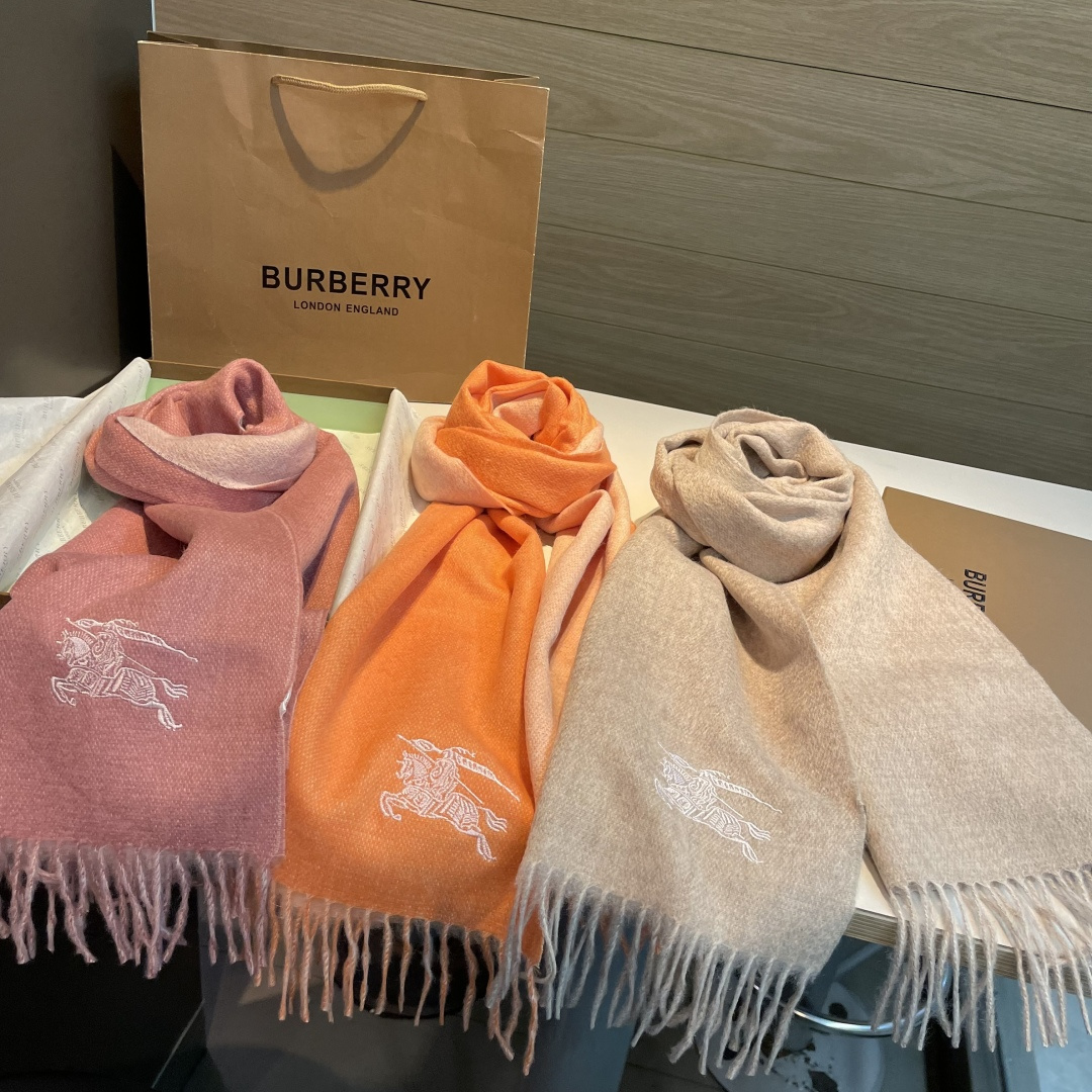 NO:704288,Burberry · Burberry's double-sided scarf is so beautiful that it's so stylish and charming. It's a very elegant and fashionable autumn and winter item!  I really like it. It’s a very classic men’s design made of lambskin. It feels really great on the upper body and looks good on any waist!  !  This style is really worth buying with your eyes closed, and it can be easily worn by any age group!  !  !  30*200cm high version scarf, high version scarf, burberry, burberry19860909Burberry · 巴宝莉双面围巾好看的要疯掉了,太有型太有魅力了非常斯文时尚的秋冬单品！真的很喜欢,非常Classical的男款设计羔绒,手感真的绝了上身效果真的随便怎么围都好看！！这种款式真的闭着眼买,任何年龄层都轻松驾驭！！！30*200cm高版本围巾,高版本围巾,burberry,burberry,scarf