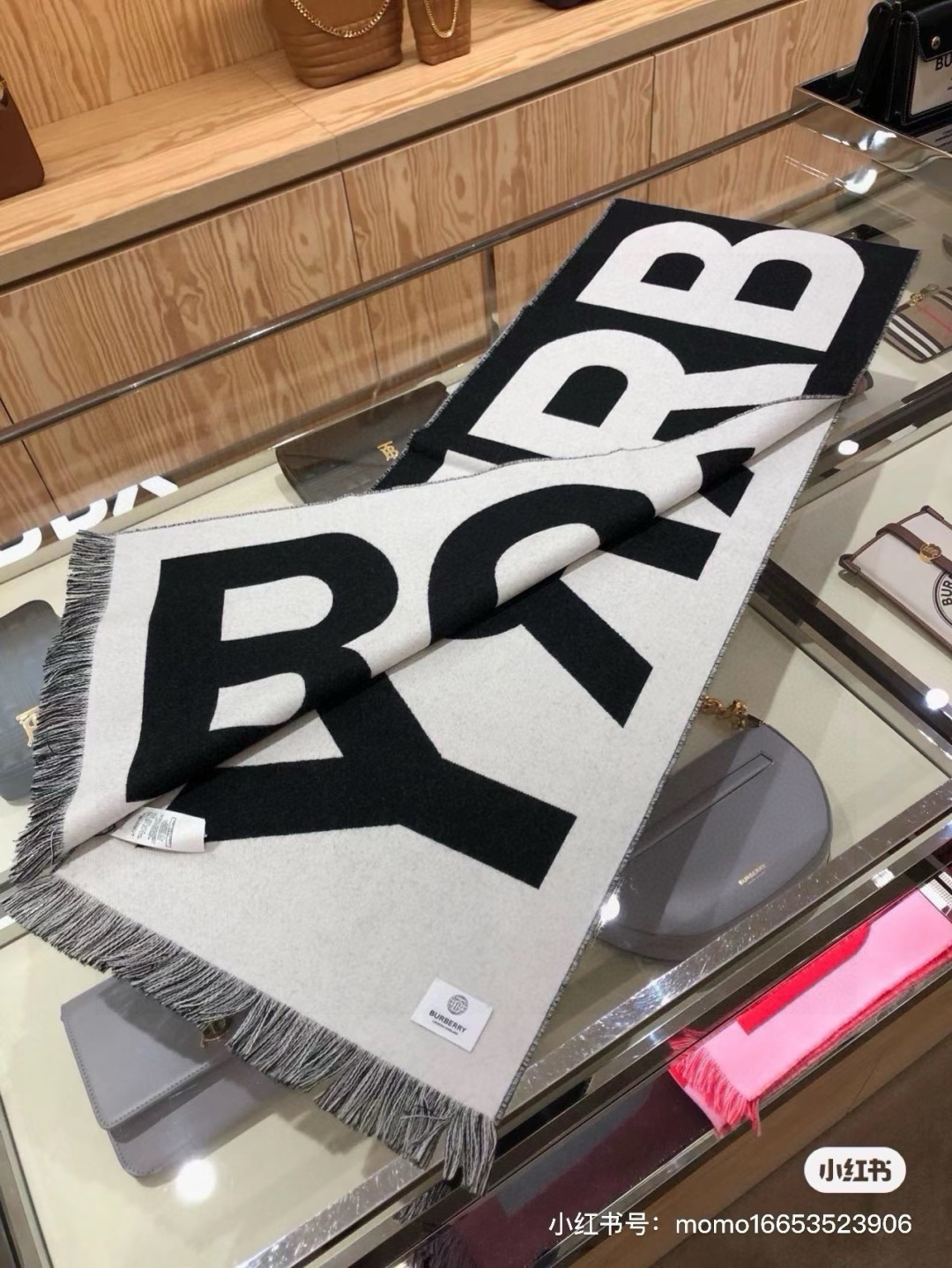 NO:704291,[First come, first served] Burberry’s latest popular model is coming. Top-notch double-layer yarn-dyed craftsmanship. This process is only available in Burberry’s pure foundries. The counter’s original UV heating induction double anti-counterfeiting tags are top-notch silk cashmere scarves. High-end products. Fashionable big-name products. Colors are super correct.  It is super soft, warm and skin-friendly, and the simple plain color is very elegant. It is really a rare product. The large-size long scarf is definitely a high-end boutique that is easy to hand. Wearing it can safely go to major stores for walks. High version scarf, high version scarf, burberry19860909【先到先得】巴宝莉专柜最新款火爆来袭顶级双层色织工艺此工艺只有巴宝莉纯正代工厂才有的工艺专柜原版紫外线加热感应双防伪吊牌顶级丝羊绒围巾高尖端产物时尚大牌颜色超正超级柔软保暖亲肤,简单的素色非常大气..真的是臻品罕见.大尺寸长巾绝对是手慢无的高端精品戴着它可以放心的去各大专柜遛弯哦高版本围巾,高版本围巾,burberry,scarf