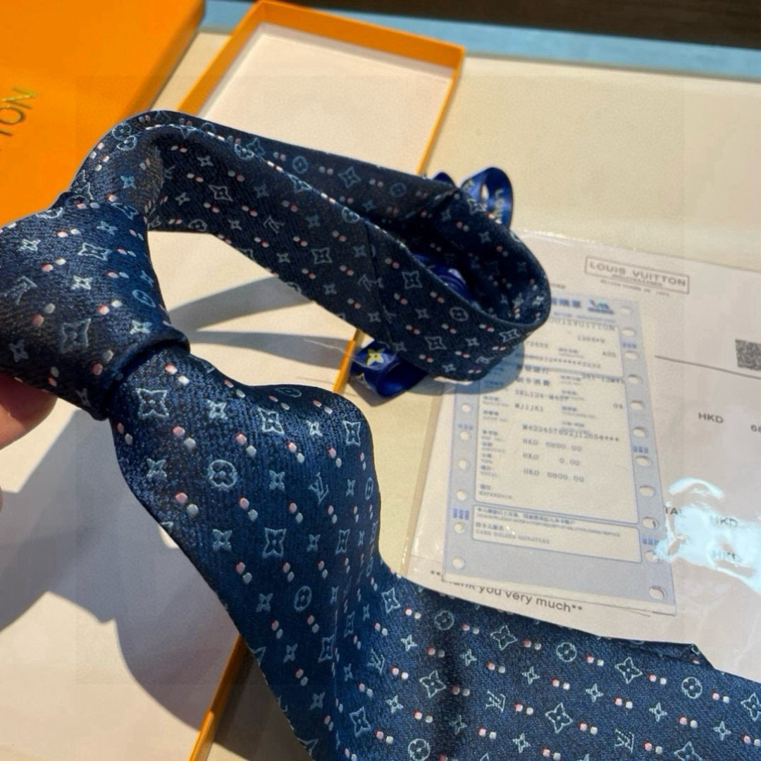 👏专柜同歩👔👔精致的小Logo提花，低调奢华大气的配色，这款领带将Lv标志性的Damier图案以同色调手