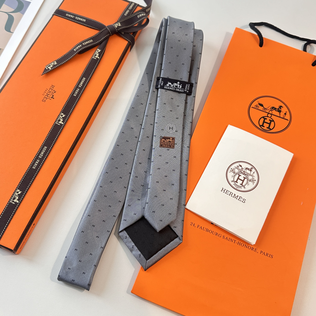 特 领带新款出货啦‼‼爱马仕男士新款领带系列👔👔，让男士可以充分展示自己个性。100%顶级斜纹真丝手工定