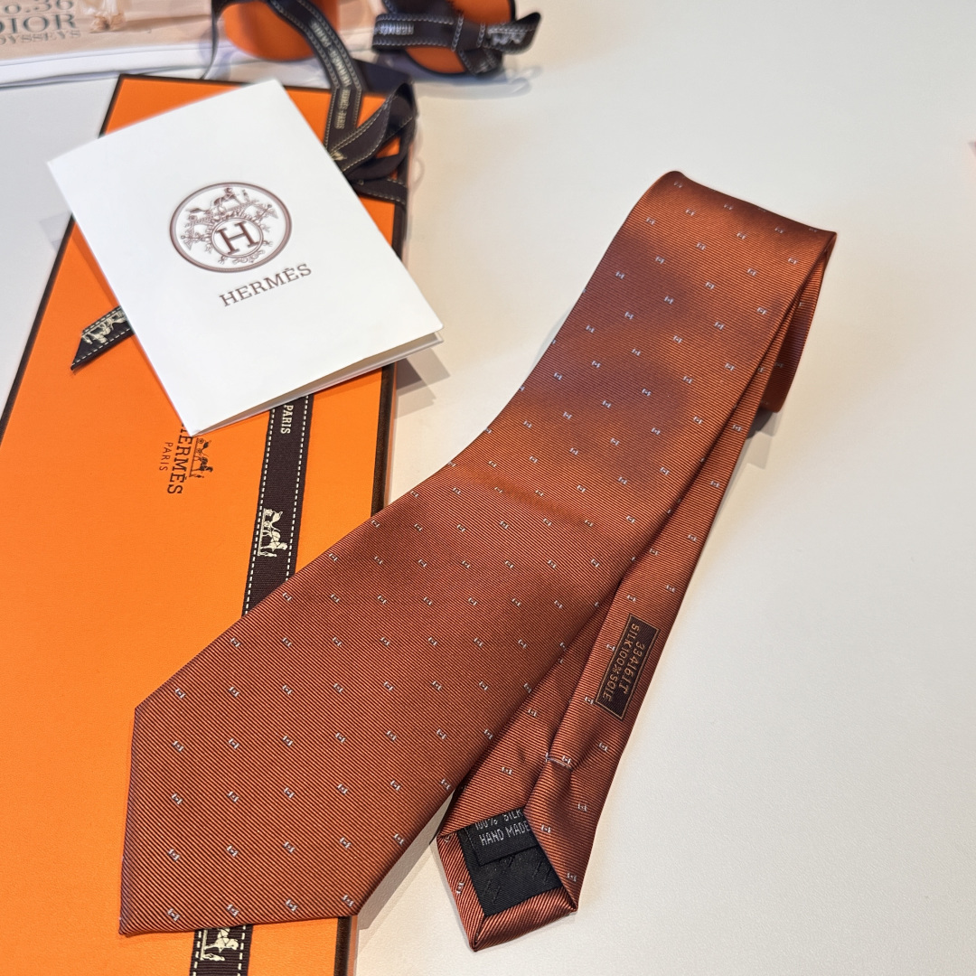 特 领带新款出货啦‼‼爱马仕男士新款领带系列👔👔，让男士可以充分展示自己个性。100%顶级斜纹真丝手工定