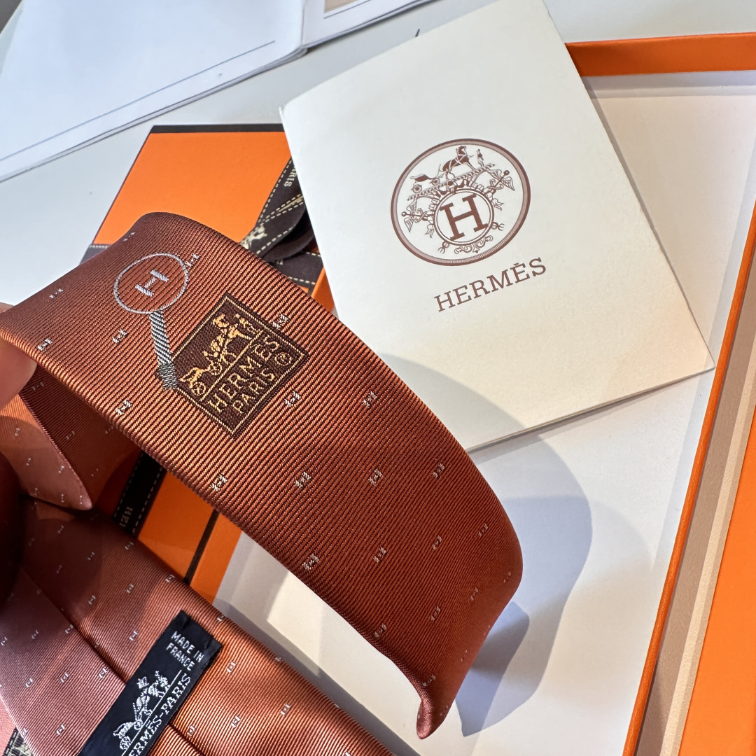 特 领带新款出货啦‼‼爱马仕男士新款领带系列👔👔，让男士可以充分展示自己个性。100%顶级斜纹真丝手工定