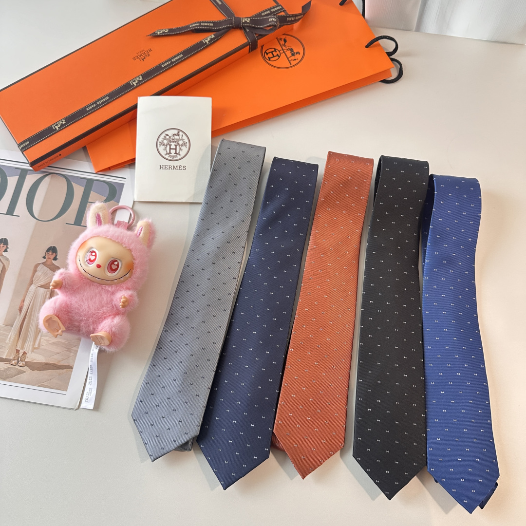 特 领带新款出货啦‼‼爱马仕男士新款领带系列👔👔，让男士可以充分展示自己个性。100%顶级斜纹真丝手工定
