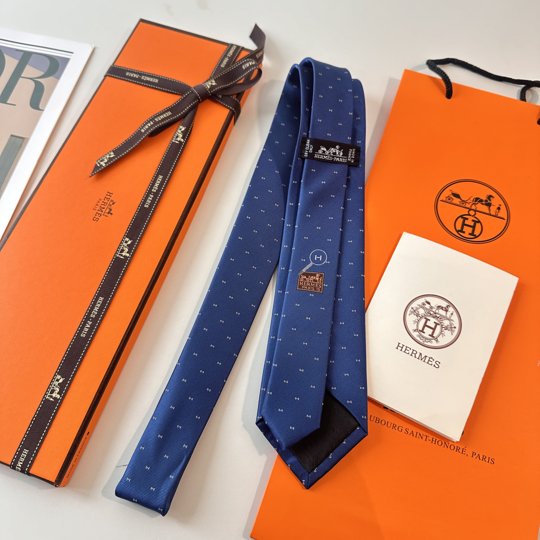 特 领带新款出货啦‼‼爱马仕男士新款领带系列👔👔，让男士可以充分展示自己个性。100%顶级斜纹真丝手工定