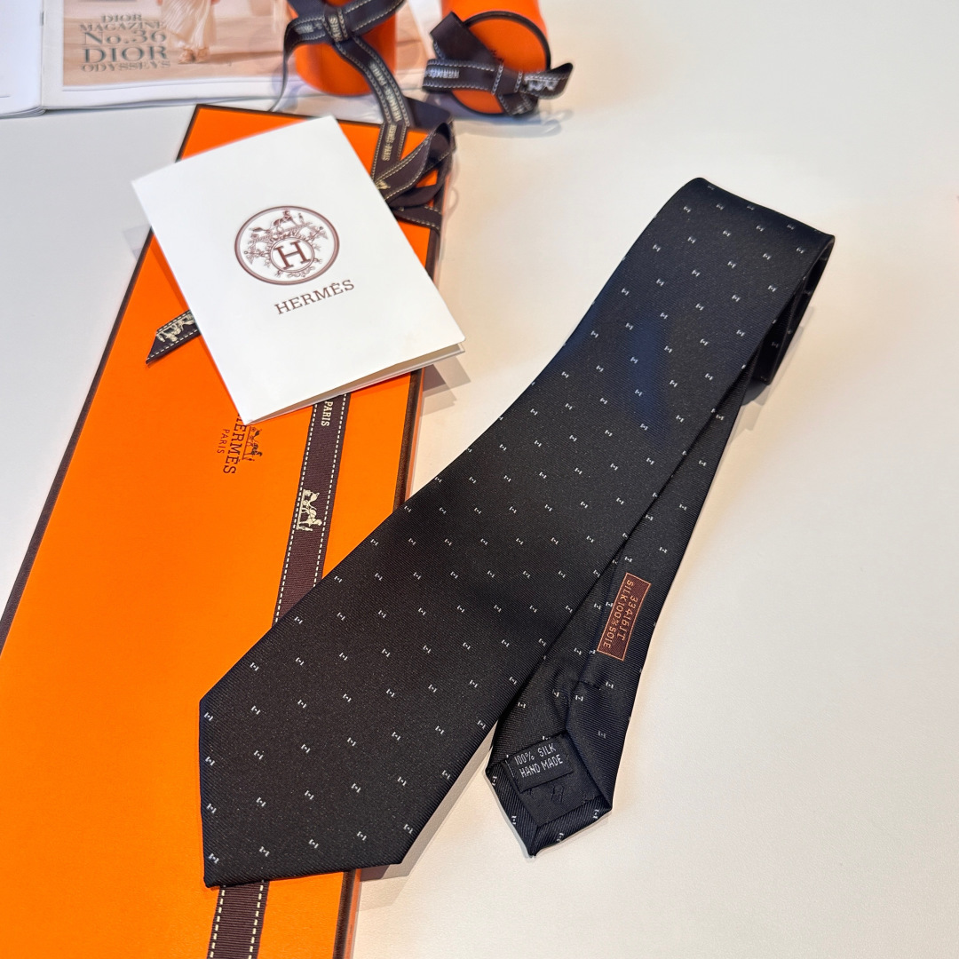 特 领带新款出货啦‼‼爱马仕男士新款领带系列👔👔，让男士可以充分展示自己个性。100%顶级斜纹真丝手工定