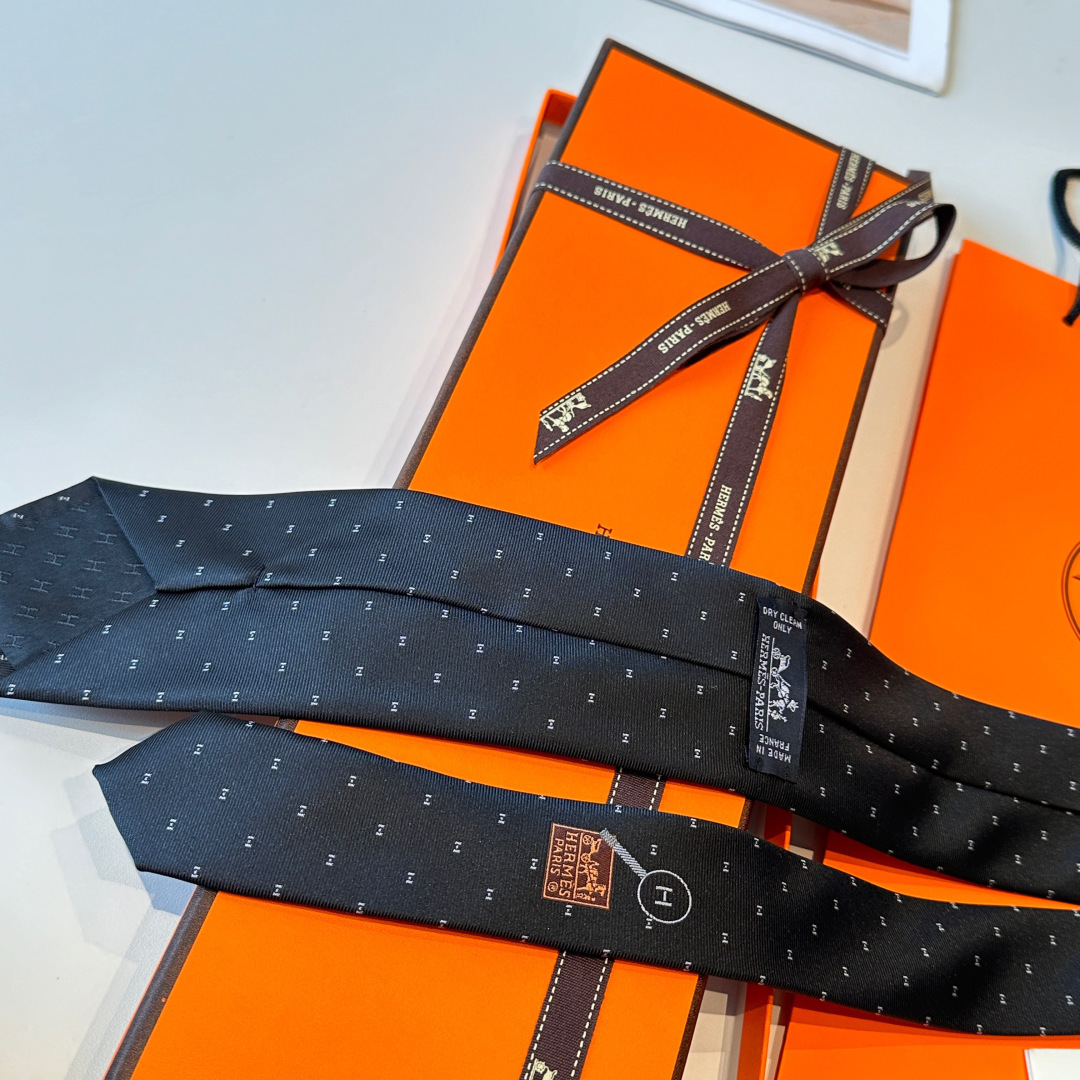 特 领带新款出货啦‼‼爱马仕男士新款领带系列👔👔，让男士可以充分展示自己个性。100%顶级斜纹真丝手工定