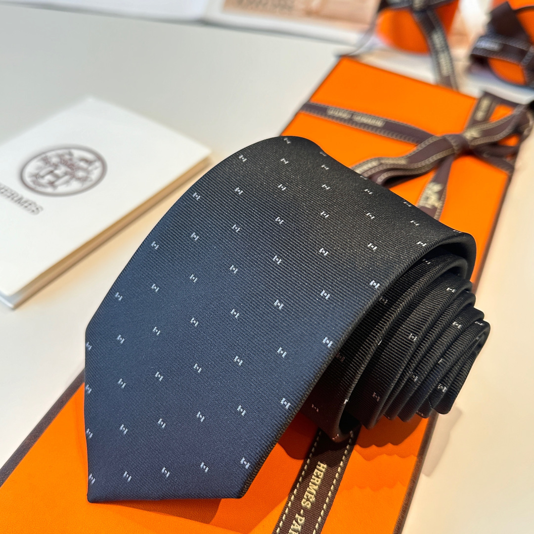 特 领带新款出货啦‼‼爱马仕男士新款领带系列👔👔，让男士可以充分展示自己个性。100%顶级斜纹真丝手工定