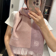 上新!Loewe · 罗意威️难得一见的温柔配色,低调又不失优雅❗️】重点推荐❗️双面配色,一条围巾两种风格搭配,高级舒 上新!Loewe · 罗意威️难得一见的温柔配色,低调又不失优雅❗️】重点推荐❗️双面配色,一条围巾两种风格搭配,高级舒