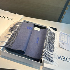 上新!Loewe · 罗意威️难得一见的温柔配色,低调又不失优雅❗️】重点推荐❗️双面配色,一条围巾两种风格搭配,高级舒 上新!Loewe · 罗意威️难得一见的温柔配色,低调又不失优雅❗️】重点推荐❗️双面配色,一条围巾两种风格搭配,高级舒