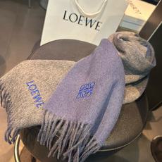 上新!Loewe · 罗意威️难得一见的温柔配色,低调又不失优雅❗️】重点推荐❗️双面配色,一条围巾两种风格搭配,高级舒 上新!Loewe · 罗意威️难得一见的温柔配色,低调又不失优雅❗️】重点推荐❗️双面配色,一条围巾两种风格搭配,高级舒