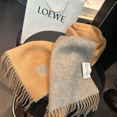 上新!Loewe · 罗意威️难得一见的温柔配色,低调又不失优雅❗️】重点推荐❗️双面配色,一条围巾两种风格搭配,高级舒 上新!Loewe · 罗意威️难得一见的温柔配色,低调又不失优雅❗️】重点推荐❗️双面配色,一条围巾两种风格搭配,高级舒