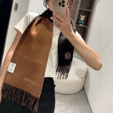 上新!Loewe · 罗意威️难得一见的温柔配色,低调又不失优雅❗️】重点推荐❗️双面配色,一条围巾两种风格搭配,高级舒 上新!Loewe · 罗意威️难得一见的温柔配色,低调又不失优雅❗️】重点推荐❗️双面配色,一条围巾两种风格搭配,高级舒