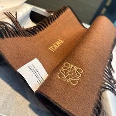 上新!Loewe · 罗意威️难得一见的温柔配色,低调又不失优雅❗️】重点推荐❗️双面配色,一条围巾两种风格搭配,高级舒 上新!Loewe · 罗意威️难得一见的温柔配色,低调又不失优雅❗️】重点推荐❗️双面配色,一条围巾两种风格搭配,高级舒