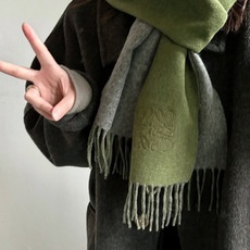 上新!Loewe · 罗意威️难得一见的温柔配色,低调又不失优雅❗️】重点推荐❗️双面配色,一条围巾两种风格搭配,高级舒 上新!Loewe · 罗意威️难得一见的温柔配色,低调又不失优雅❗️】重点推荐❗️双面配色,一条围巾两种风格搭配,高级舒