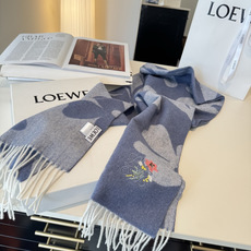 上新!Loewe · 罗意威️难得一见的温柔配色,低调又不失优雅❗️】重点推荐❗️双面配色,一条围巾两种风格搭配,高级舒 上新!Loewe · 罗意威️难得一见的温柔配色,低调又不失优雅❗️】重点推荐❗️双面配色,一条围巾两种风格搭配,高级舒