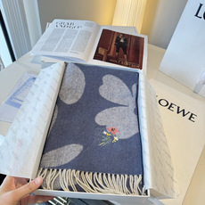 上新!Loewe · 罗意威️难得一见的温柔配色,低调又不失优雅❗️】重点推荐❗️双面配色,一条围巾两种风格搭配,高级舒 上新!Loewe · 罗意威️难得一见的温柔配色,低调又不失优雅❗️】重点推荐❗️双面配色,一条围巾两种风格搭配,高级舒