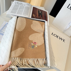 上新!Loewe · 罗意威️难得一见的温柔配色,低调又不失优雅❗️】重点推荐❗️双面配色,一条围巾两种风格搭配,高级舒 上新!Loewe · 罗意威️难得一见的温柔配色,低调又不失优雅❗️】重点推荐❗️双面配色,一条围巾两种风格搭配,高级舒