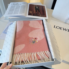 上新!Loewe · 罗意威️难得一见的温柔配色,低调又不失优雅❗️】重点推荐❗️双面配色,一条围巾两种风格搭配,高级舒 上新!Loewe · 罗意威️难得一见的温柔配色,低调又不失优雅❗️】重点推荐❗️双面配色,一条围巾两种风格搭配,高级舒
