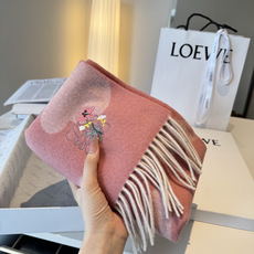上新!Loewe · 罗意威️难得一见的温柔配色,低调又不失优雅❗️】重点推荐❗️双面配色,一条围巾两种风格搭配,高级舒 上新!Loewe · 罗意威️难得一见的温柔配色,低调又不失优雅❗️】重点推荐❗️双面配色,一条围巾两种风格搭配,高级舒