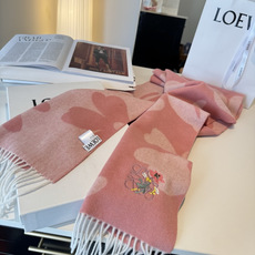 上新!Loewe · 罗意威️难得一见的温柔配色,低调又不失优雅❗️】重点推荐❗️双面配色,一条围巾两种风格搭配,高级舒 上新!Loewe · 罗意威️难得一见的温柔配色,低调又不失优雅❗️】重点推荐❗️双面配色,一条围巾两种风格搭配,高级舒