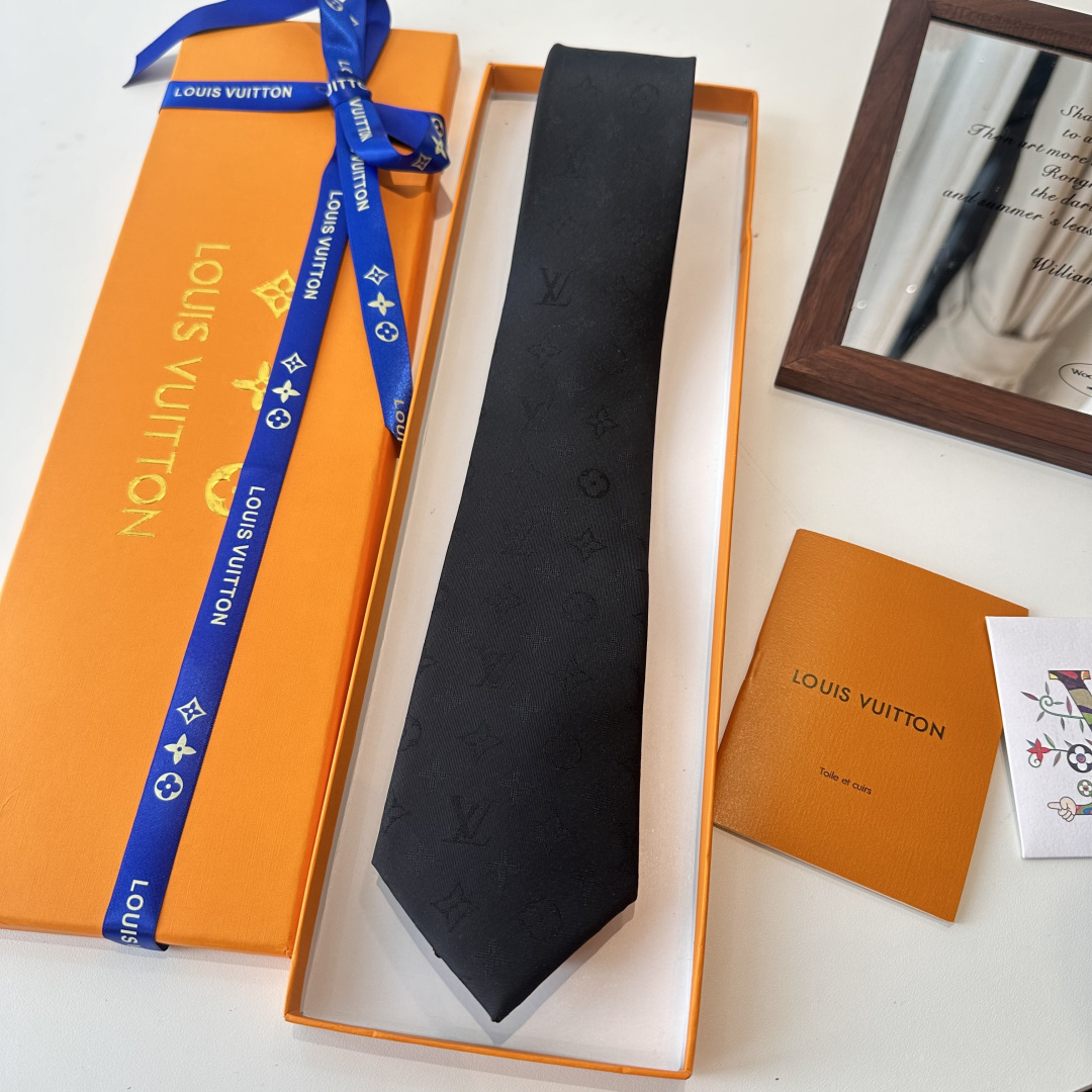 👏👏专柜同歩👔👔精致的小Logo提花，低调奢华大气的配色，这款领带将Lv标志性的Damier图案以同色调