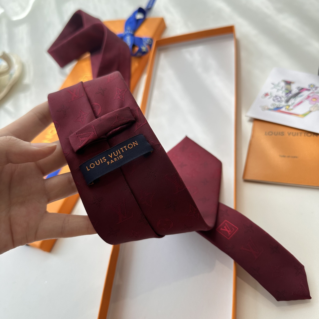 👏👏专柜同歩👔👔精致的小Logo提花，低调奢华大气的配色，这款领带将Lv标志性的Damier图案以同色调