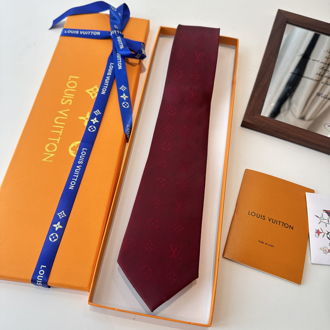 👏👏专柜同歩👔👔精致的小Logo提花，低调奢华大气的配色，这款领带将Lv标志性的Damier图案以同色调