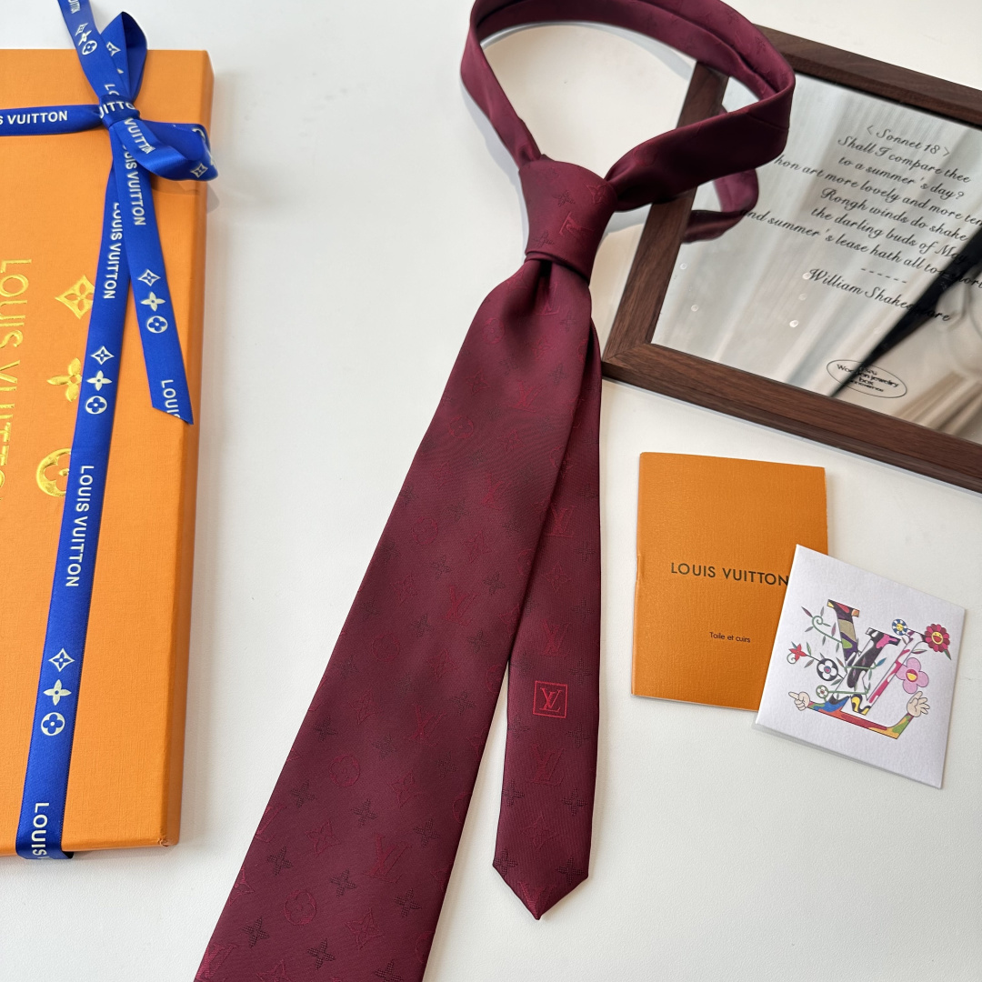 👏👏专柜同歩👔👔精致的小Logo提花，低调奢华大气的配色，这款领带将Lv标志性的Damier图案以同色调