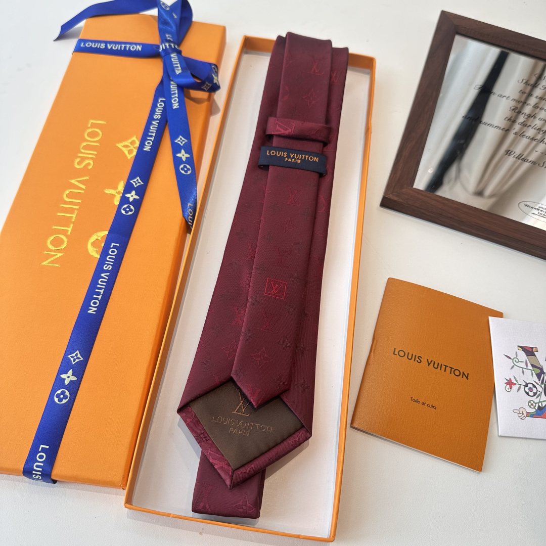 👏👏专柜同歩👔👔精致的小Logo提花，低调奢华大气的配色，这款领带将Lv标志性的Damier图案以同色调